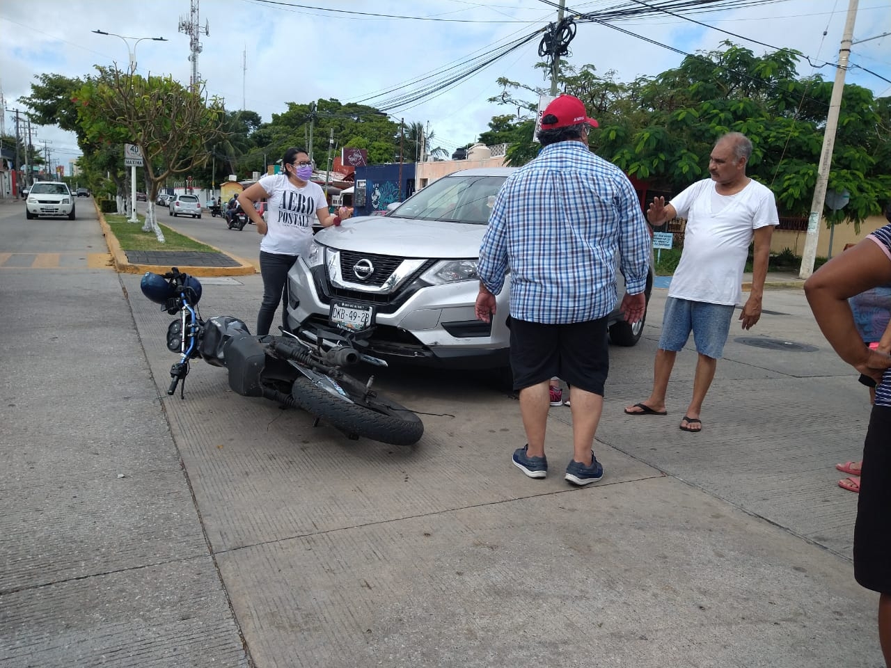 Camioneta arrolla a pareja de motociclistas en Ciudad del Carmen
