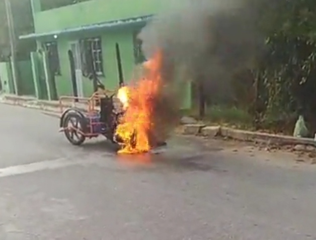 El mototricliclo quedó envuelto en llamas mientras el conductor observaba a la distancia como quedaba quemada toda la unidad