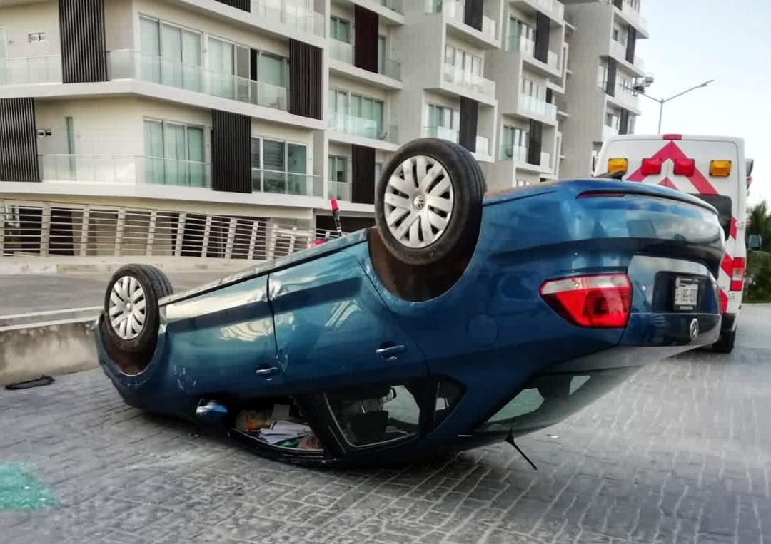 El automovilista fue sacado del vehículo volcado en Puerto Cancún y llevado a un hospital debido a sus lesiones