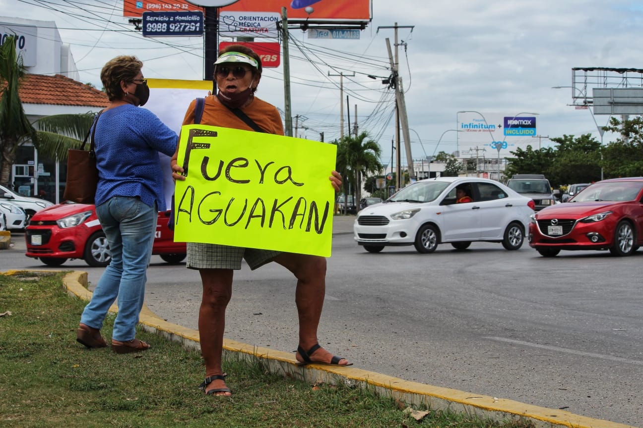 Ciudadanos se manifiestan en contra de Aguakan por cobros excesivos en Cancún
