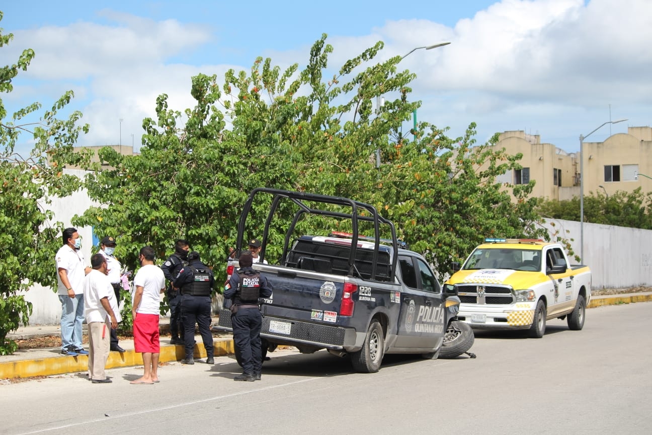 Patrulla de la policía municipal choca contra un taxi en la SM 251 de Cancún