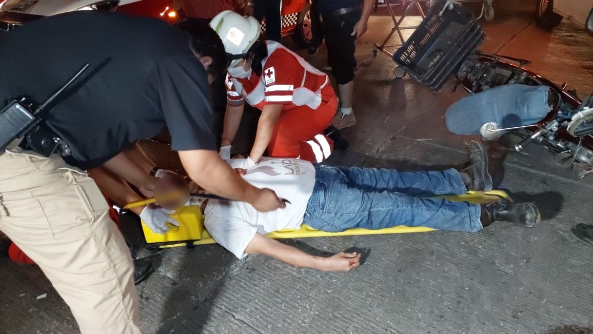 Motociclista derrapa en la colonia Cuauhtémoc en Ciudad del Carmen; se encuentra grave