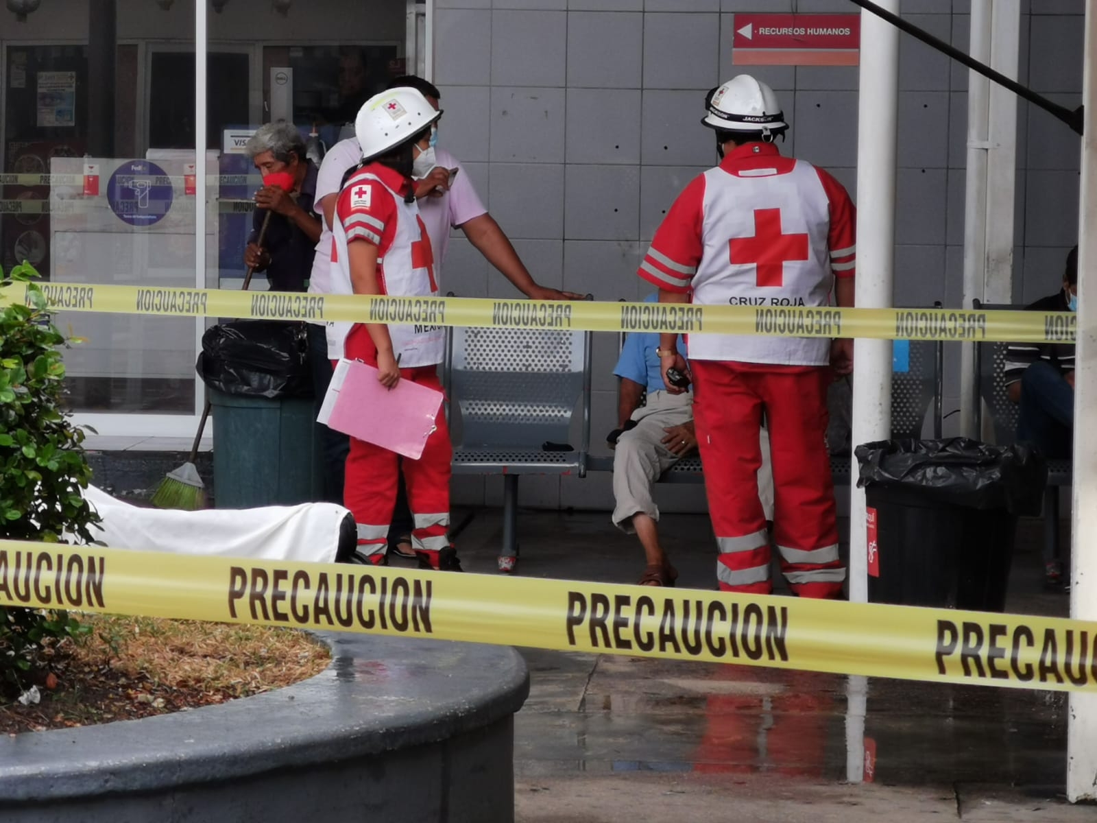 Abuelito muere de un infarto en la terminal del ADO en Ciudad del Carmen