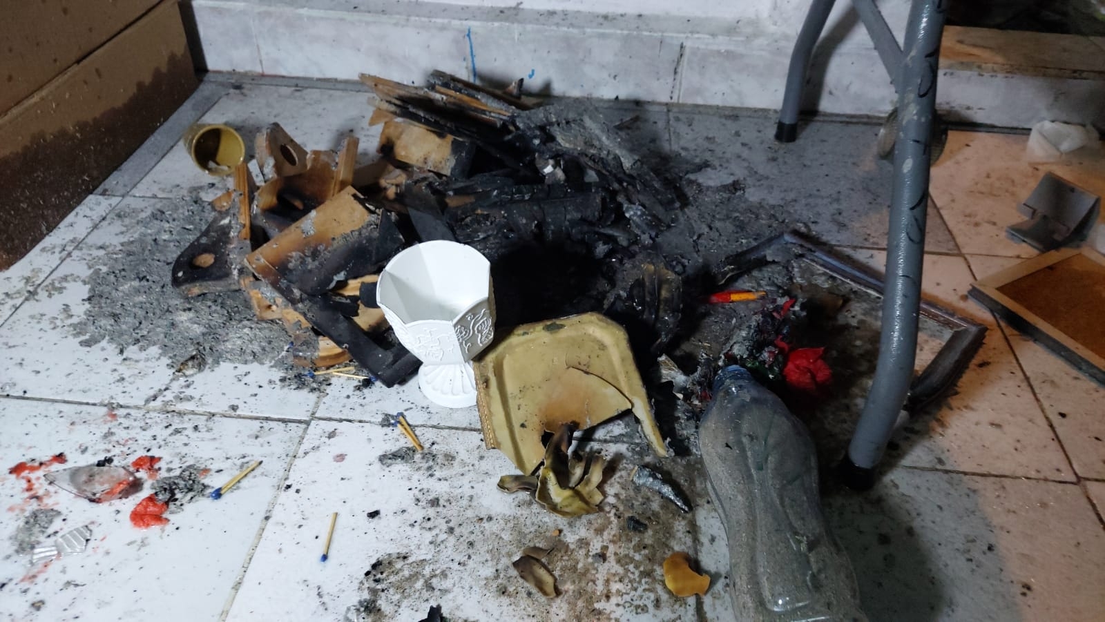 Ciudad del Carmen: Veladora casi provoca un incendio en la colonia Morelos