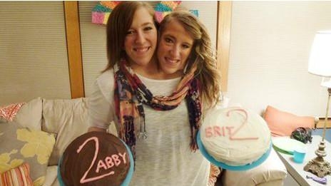 El 7 de marzo de 1990, en Minnesota, Estados Unidos nacieron Abby y Britanny Hensel