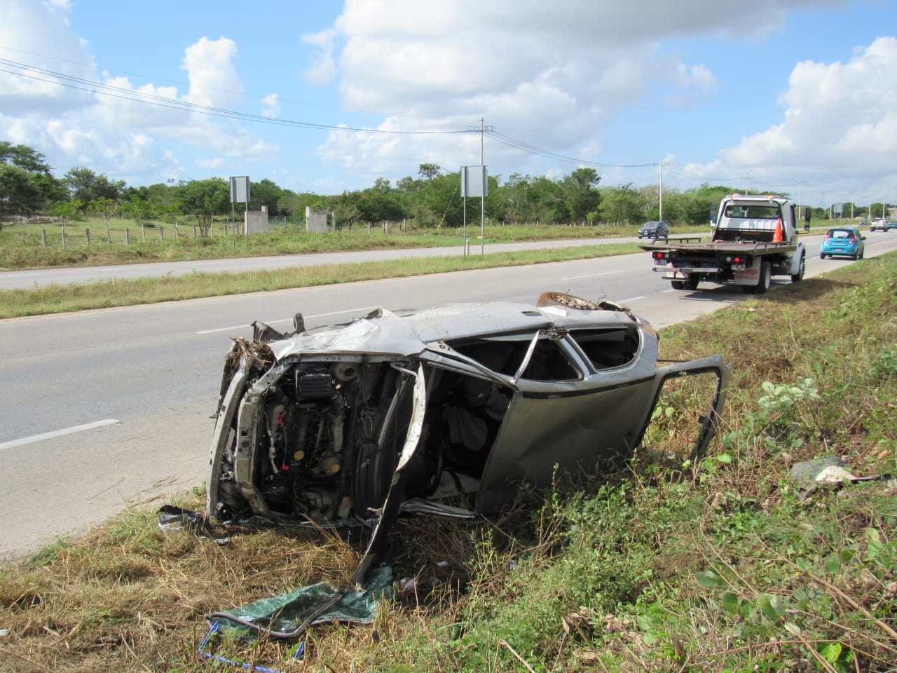 Vuelca automóvil sobre la carretera Mérida-Cancún; segundo accidente en esta vía