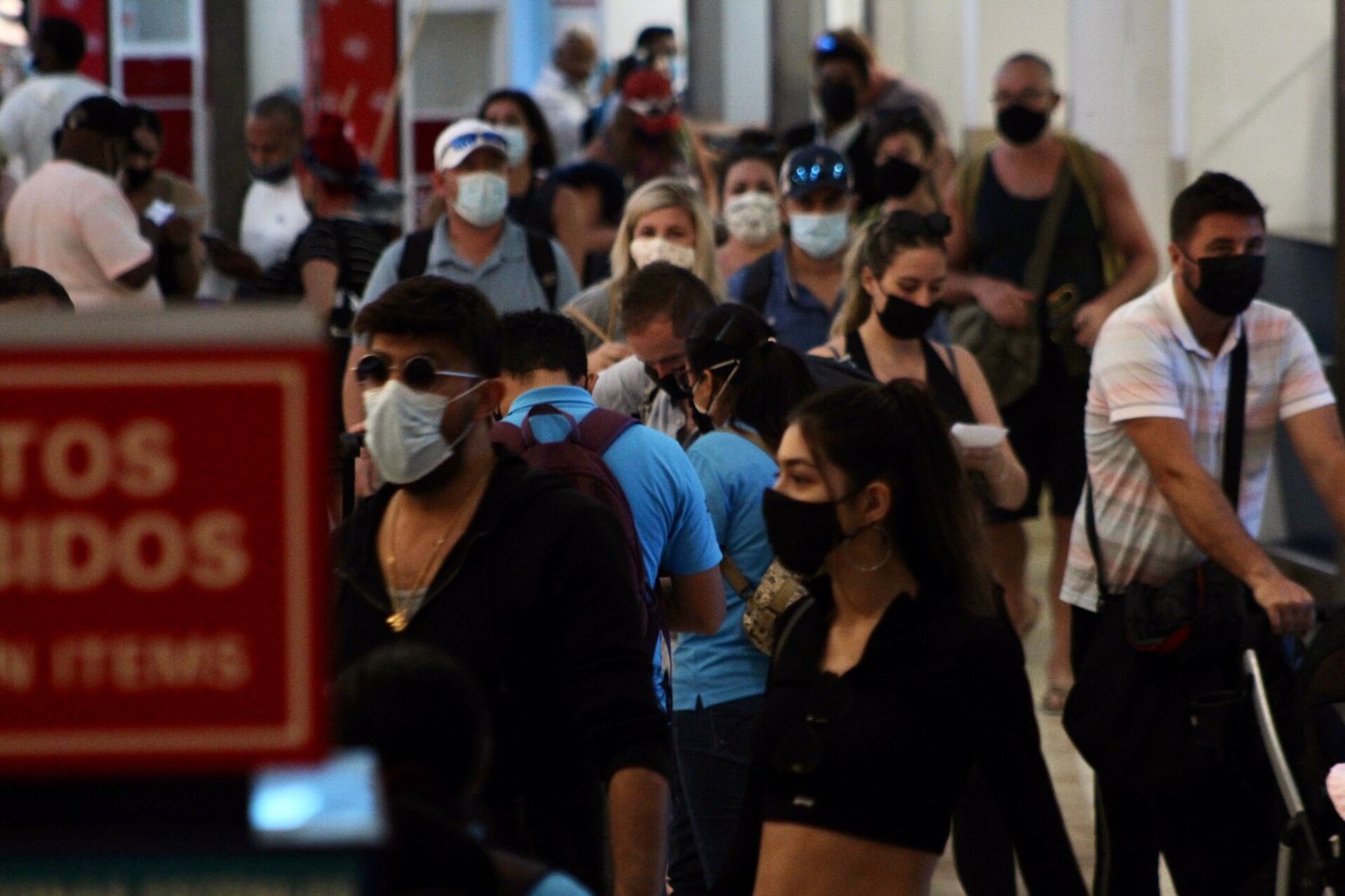 Viajero lamenta falta de filtros anticovid en el aeropuerto de Cancún