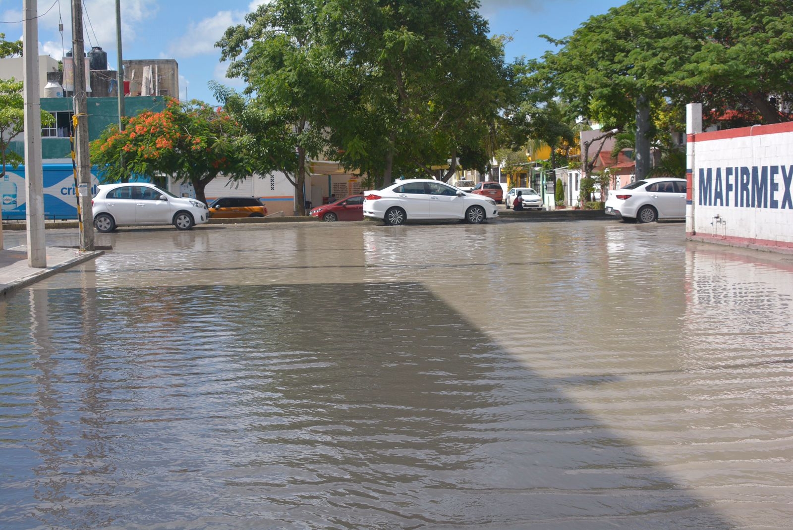 Vecinos denuncian 'laguna' en calles aledañas a la Avenida 135 de Cancún