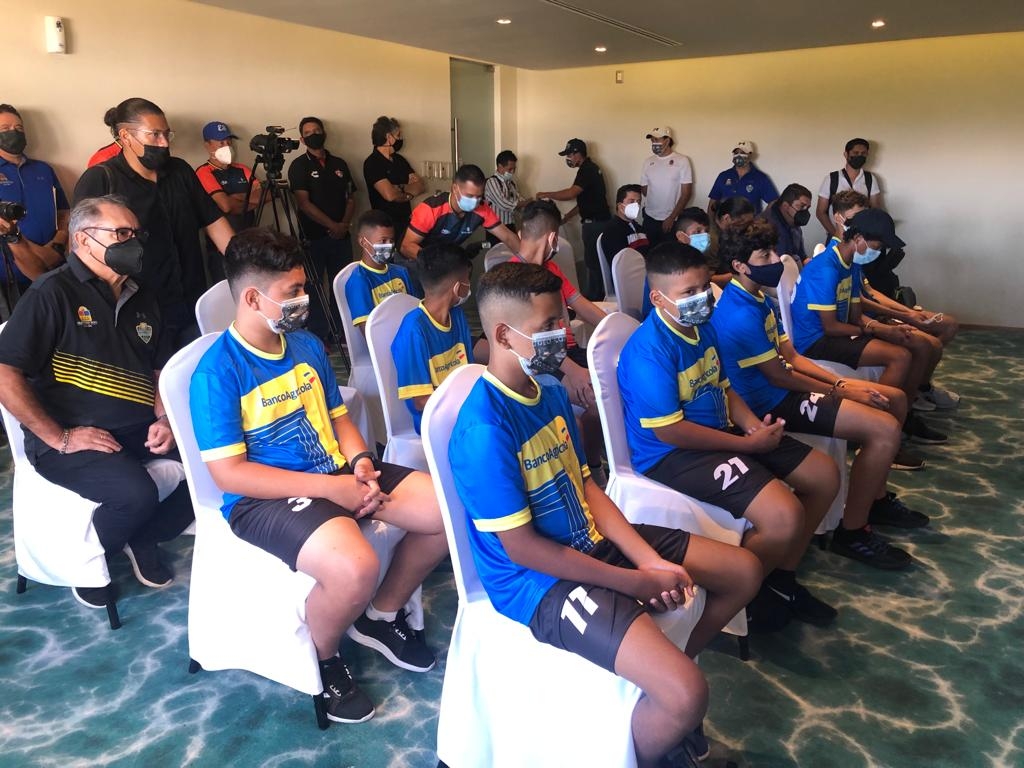 Anuncian encuentro de futbol entre equipos de México y El Salvador en Cancún