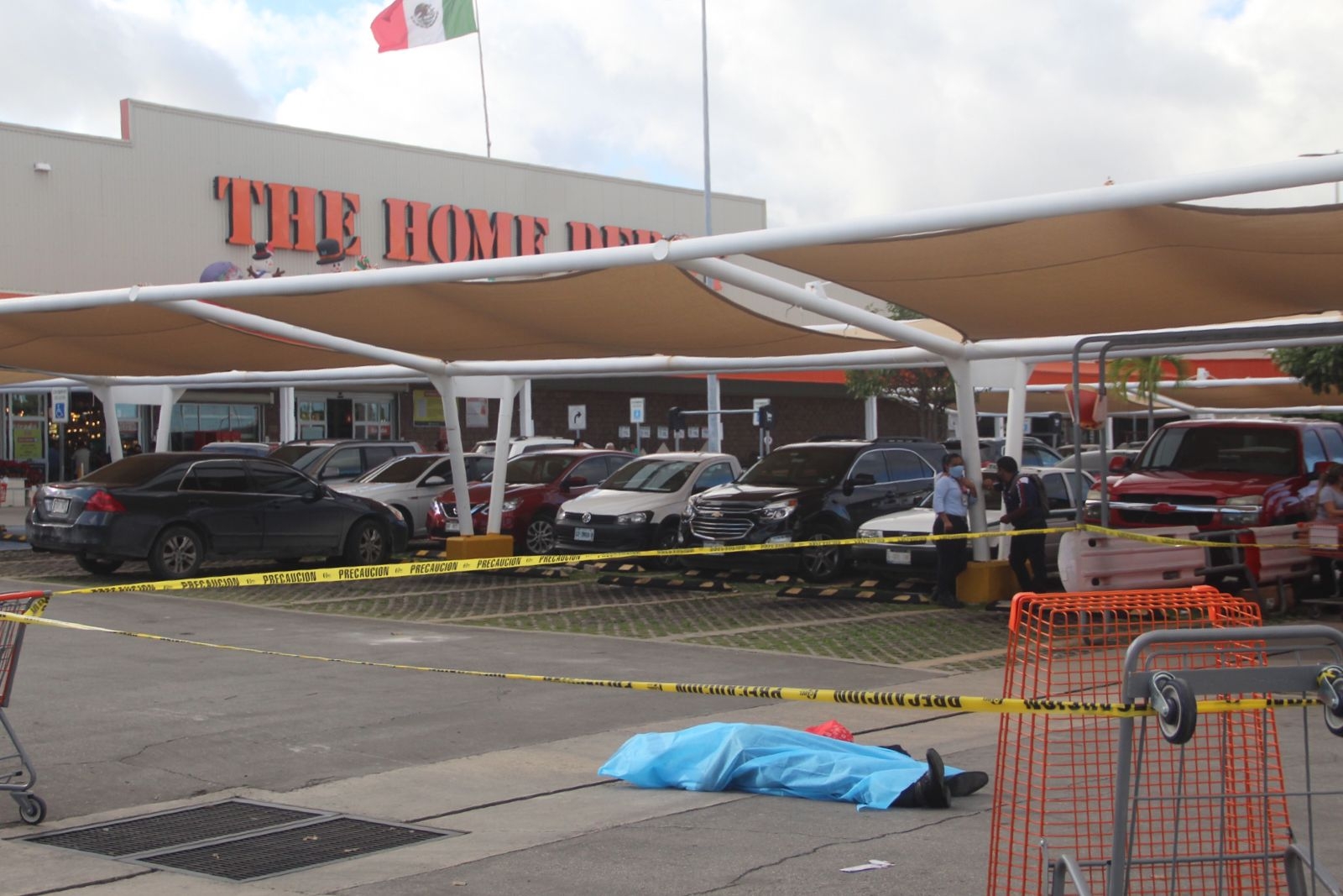 Abuelito muere de un infarto en el estacionamiento de Home Depot en Cancún