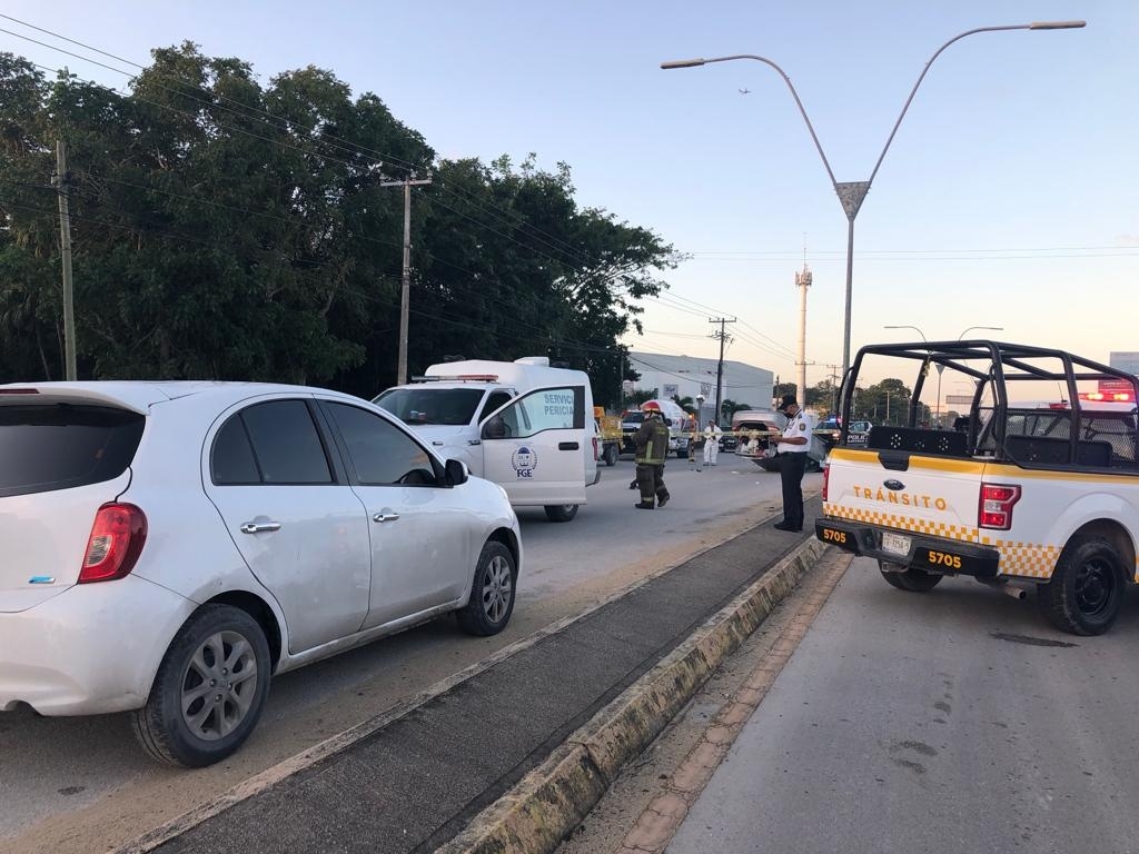 Conductora muere tras chocar y volcarse en la Avenida López Portillo de Cancún