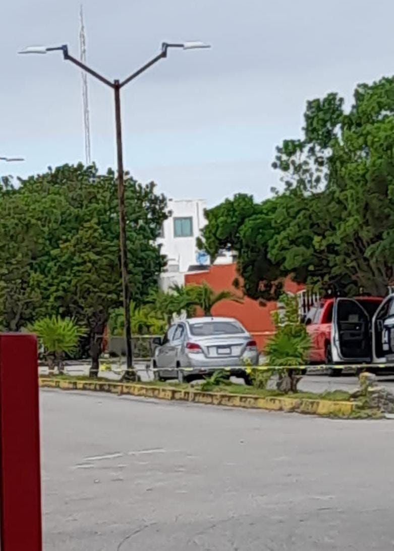 Encuentran vehículo baleado en el Fraccionamiento Santa Fe de Cancún