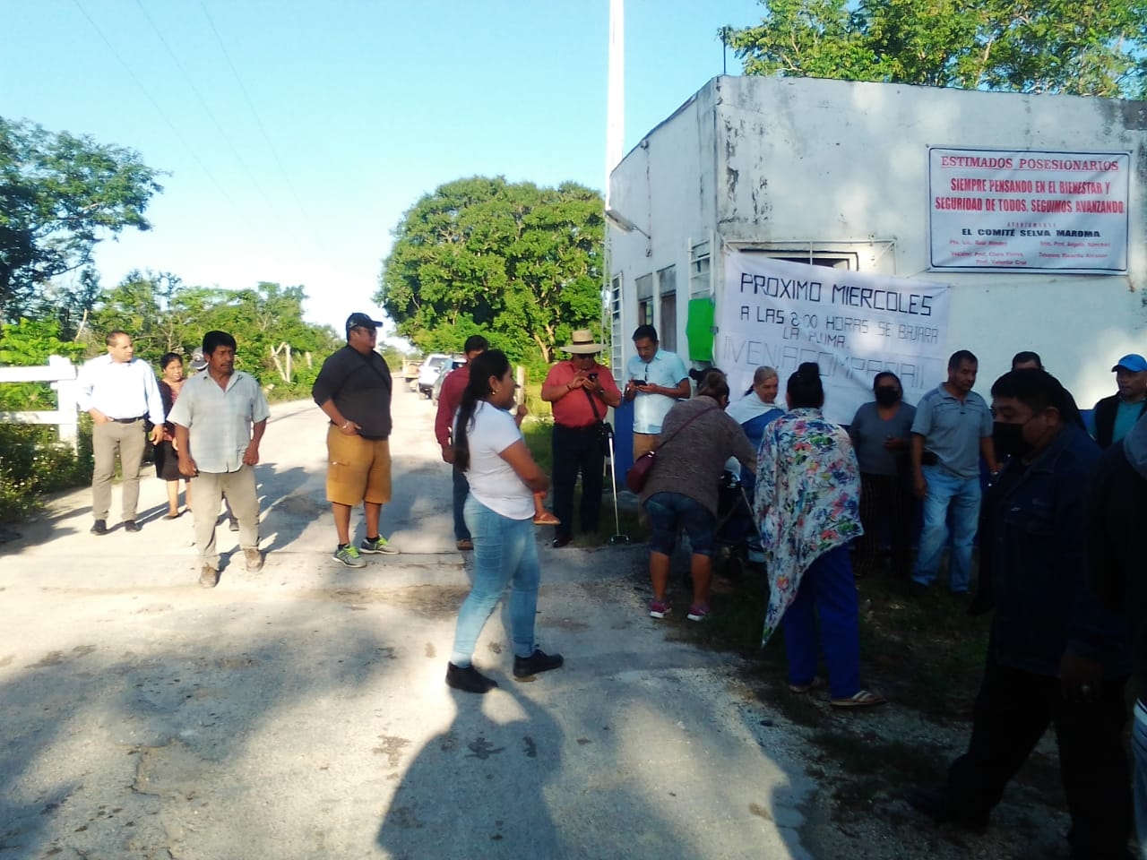 Comité vecinal coloca pluma de acceso a comunidades para evitar invasiones en Playa del Carmen