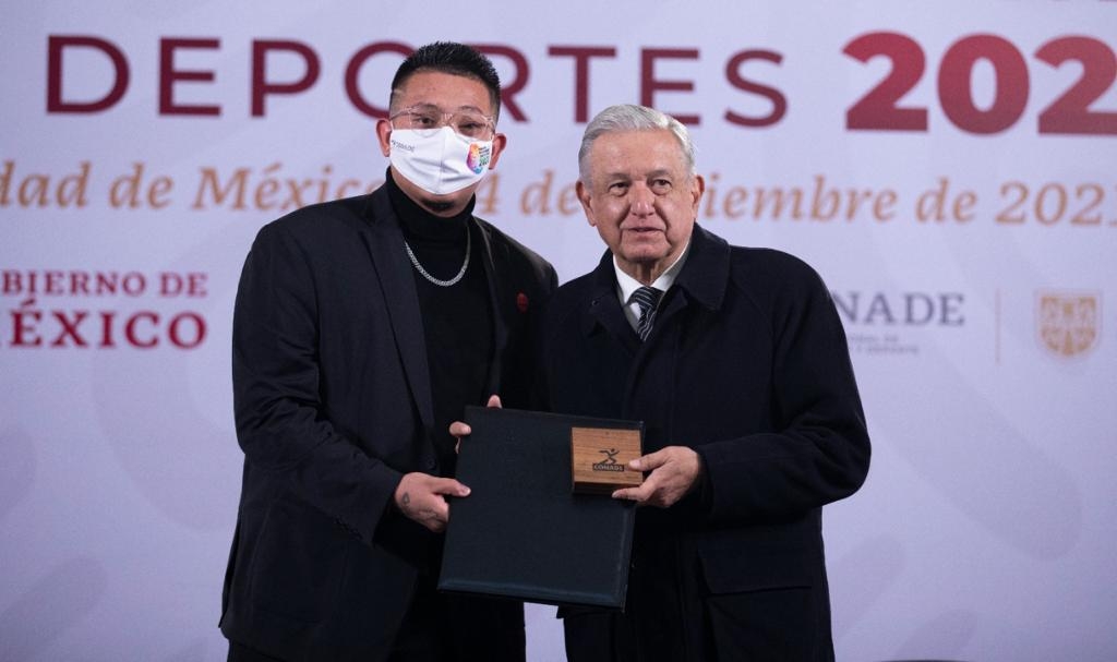 Julio Urías recibe el Premio Nacional de Deportes 2021