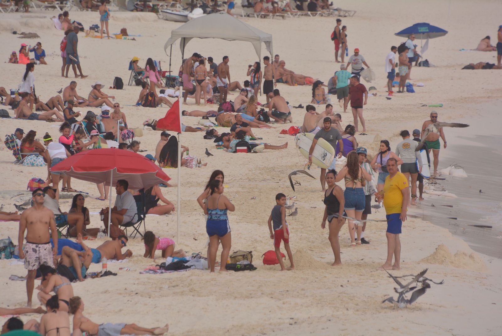Turistas 'abarrotan' playas de Cancún, sin 'sana distancia': FOTOS