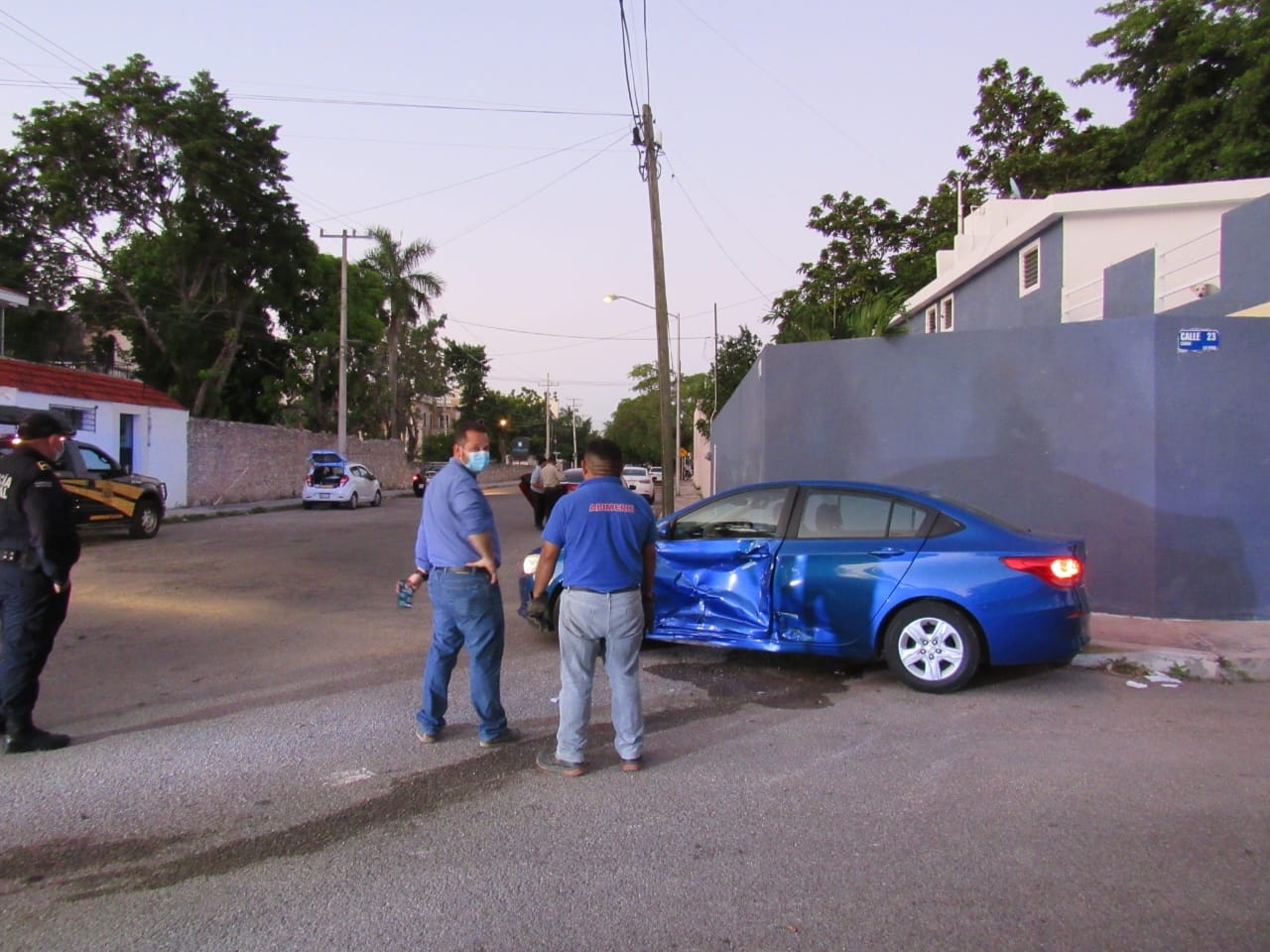 Chevy golpea a camioneta y provoca otro accidente en Mérida