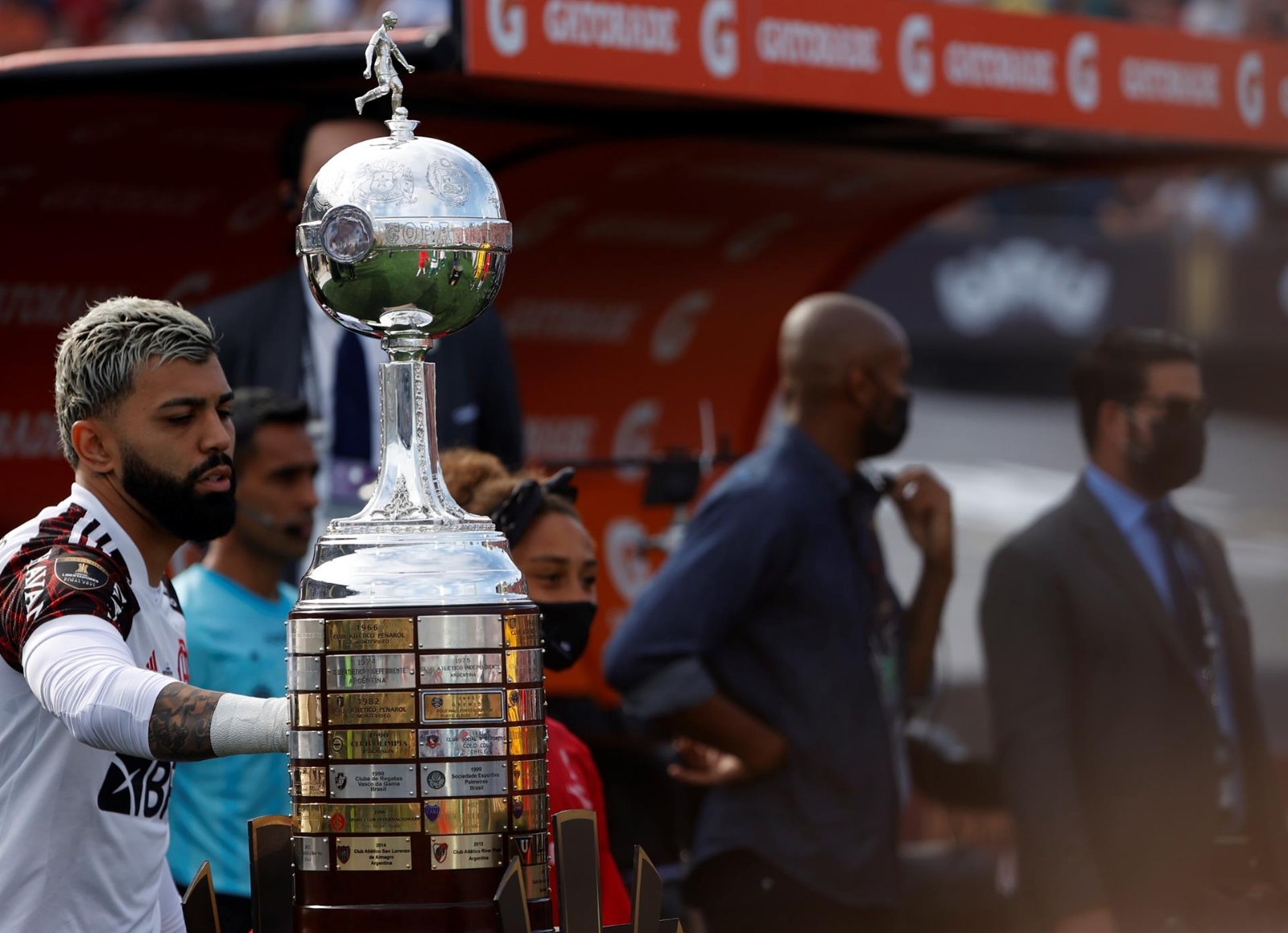 Gabigol predijo la derrota del Flamengo en la Final de la Copa Libertadores; tocó el trofeo