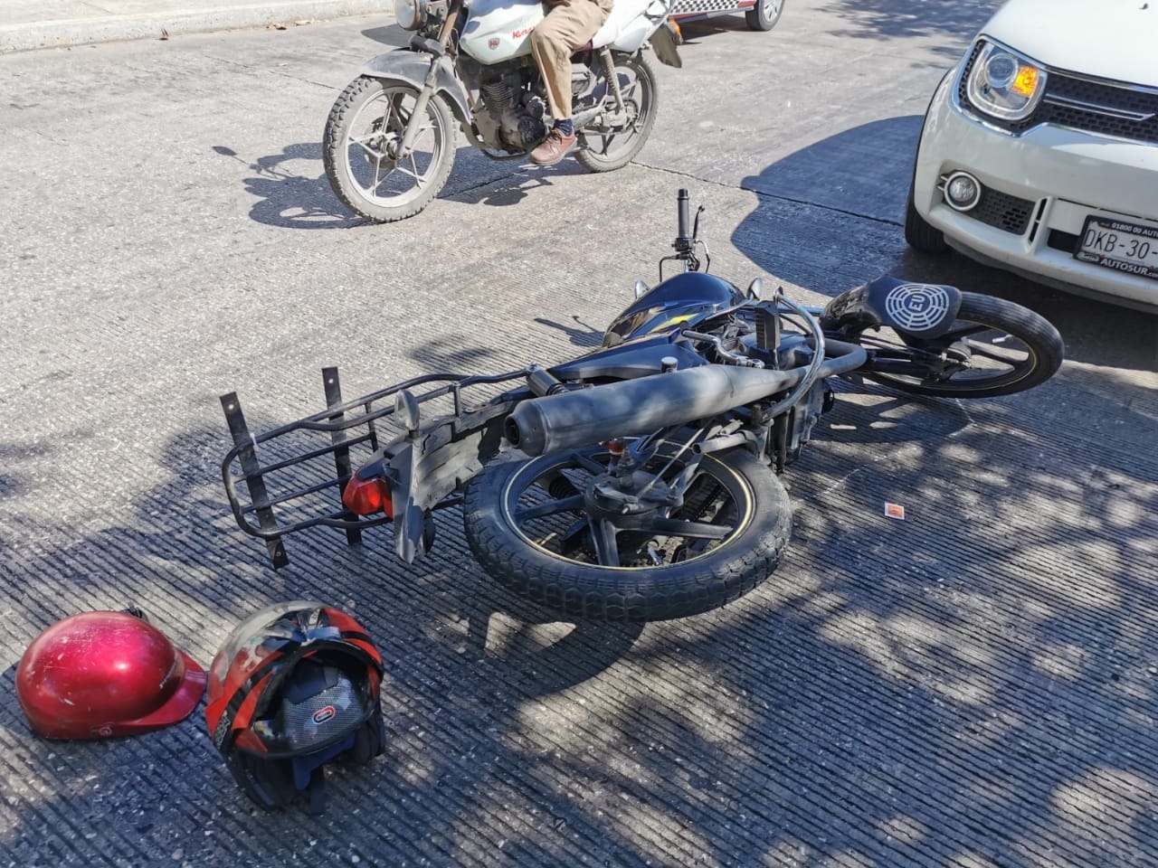 Taxista abre su puerta sin fijarse y motociclista se estrella en Ciudad del Carmen