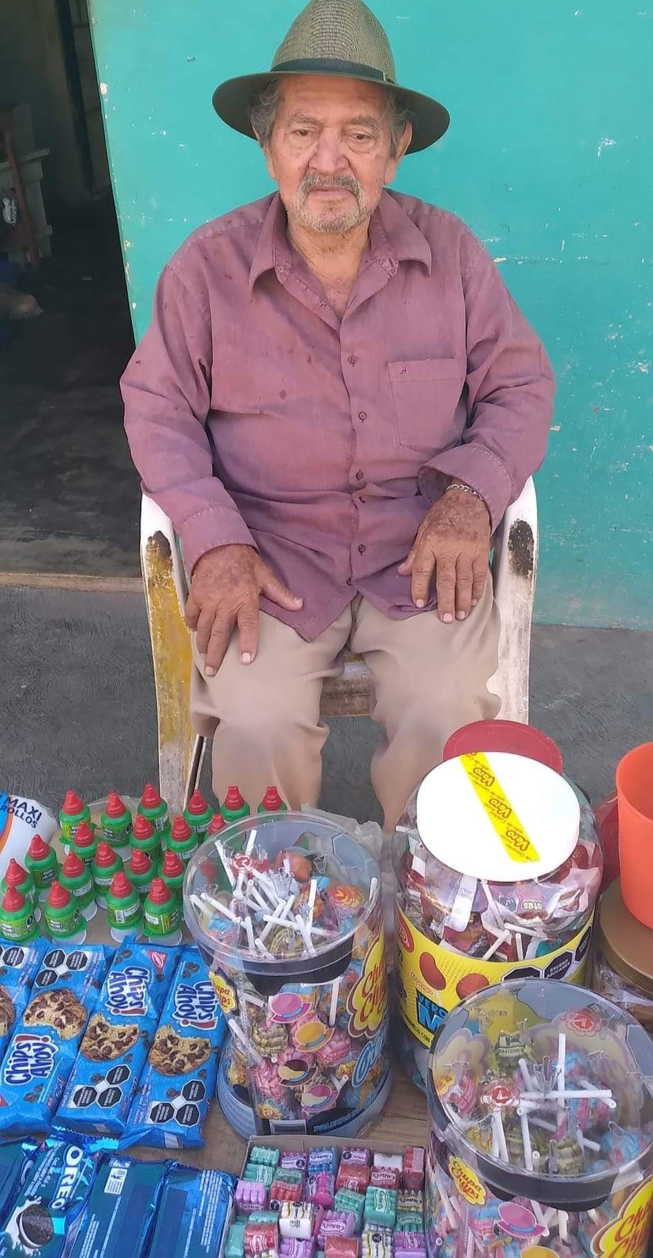 A sus 85 años, Audomaro Castillo vende dulces para sobrevivir en Chetumal