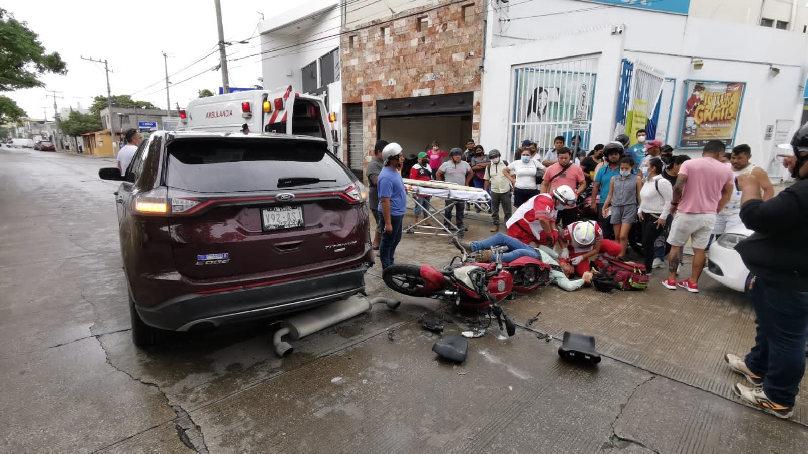 Motociclista se estrella contra camioneta en Ciudad del Carmen; lo internan de urgencia