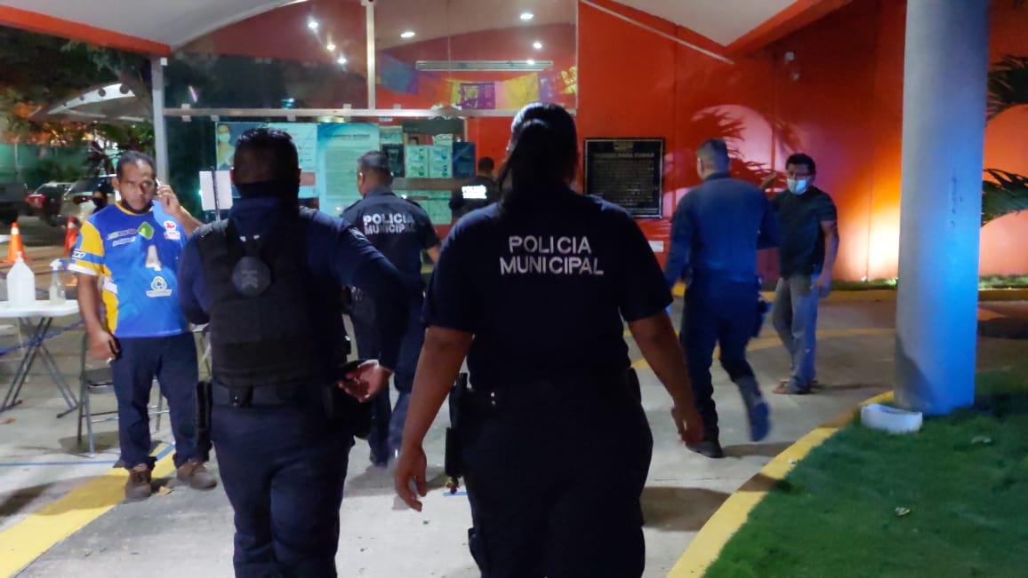 Al sitio llegaron elementos de la Policía Municipal de Ciudad del Carmen quienes escucharon ambas partes