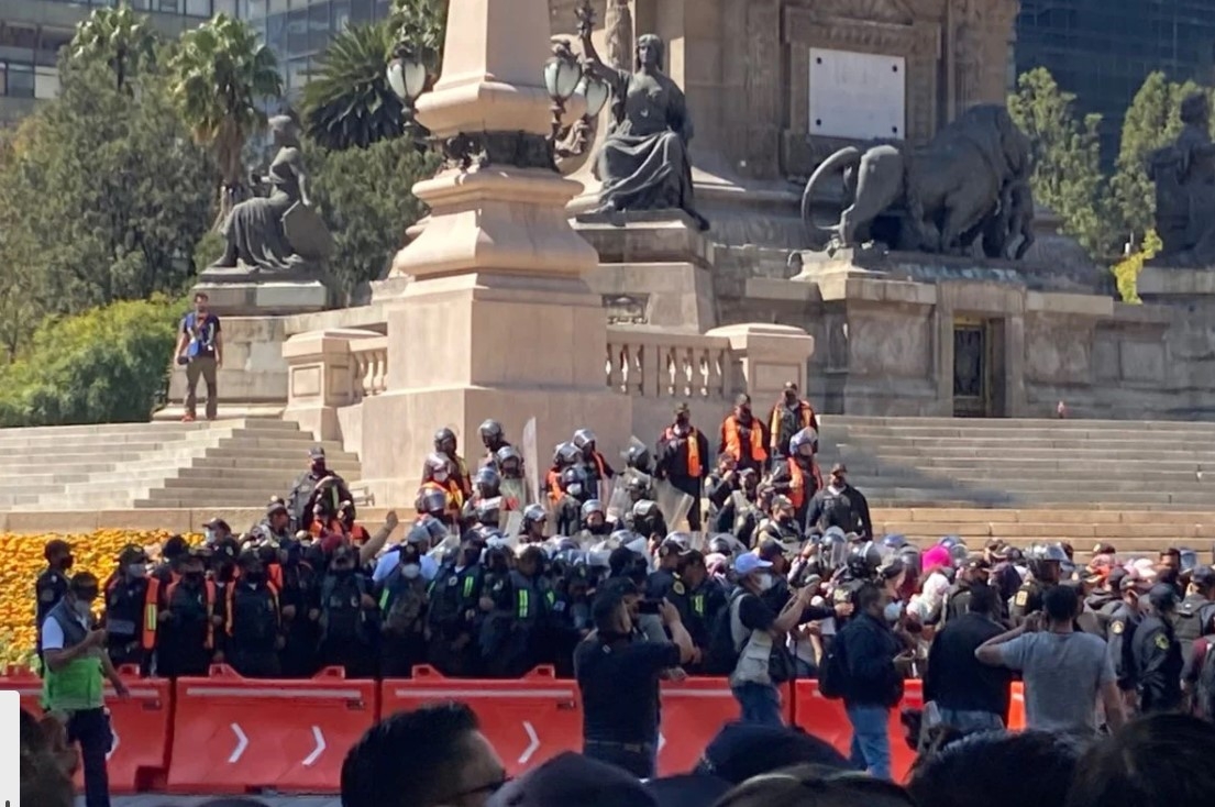 Grupo feminista interrumpe el Show Run de Checo Pérez en Reforma