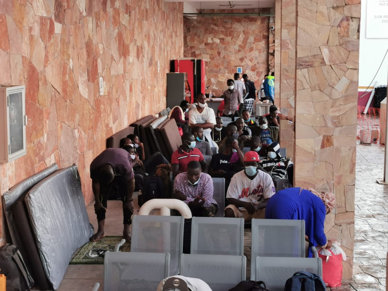 Más de 40 haitianos indocumentados arriban al centro regional del INM en Chetumal