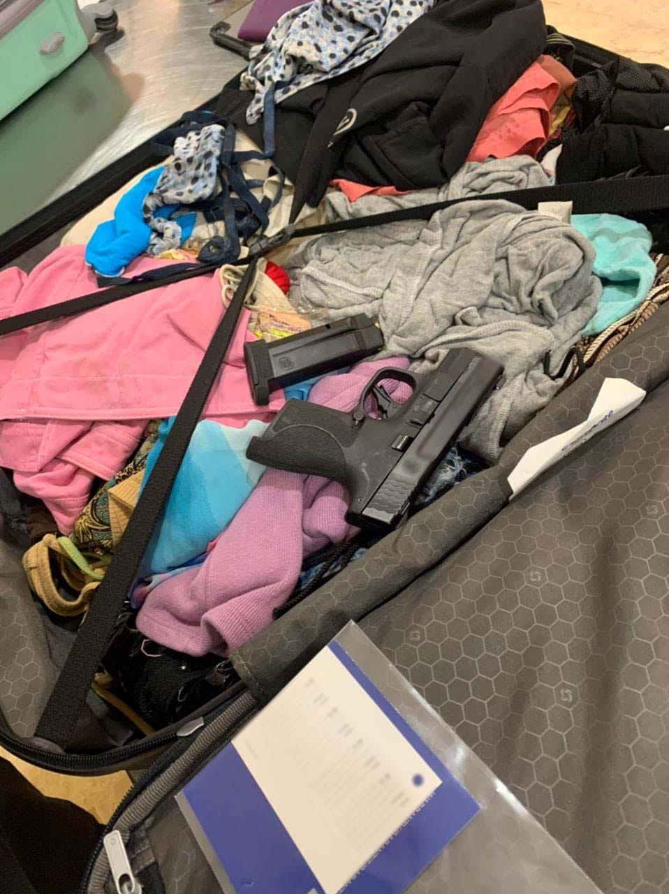 Detienen a dos mujeres en el aeropuerto de Cancún por transportar armas en su equipaje