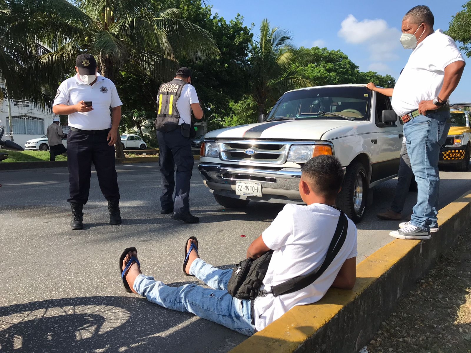 El motociclista terminó en el pavimento tras chocar con una camioneta en la Avenida Andrés Quintana Roo en Cancún