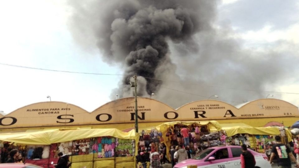 Los primeros reportes indican que el fuego comenzó en la zona de restaurantes del Mercado de Sonora

