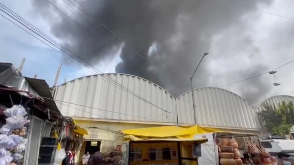 Los primeros reportes indican que el fuego comenzó en la zona de restaurantes del Mercado de Sonora