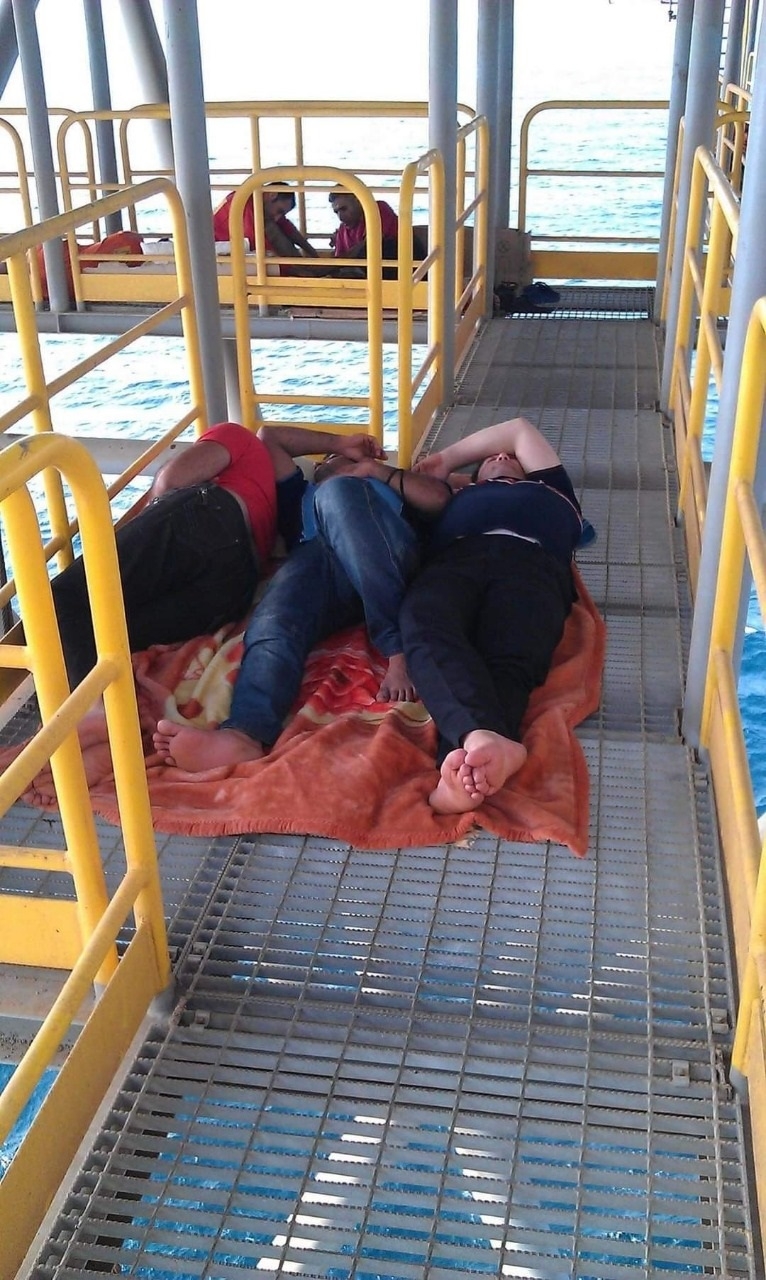 Fallas en aire acondicionado obliga a petroleros de Pemex a dormir en pasillos: FOTOS