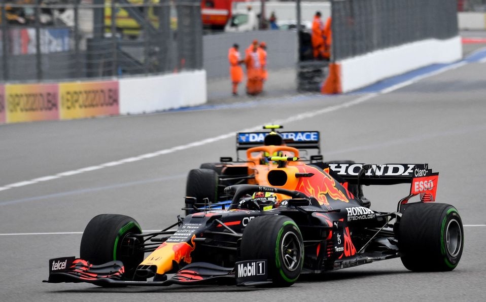 Checo Pérez sufre en la última vuelta y queda fuera del Gran Premio de Bahréin