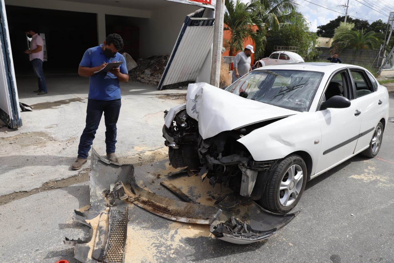 Joven pierde el control de su vehículo y destroza dos postes de luz en Mérida