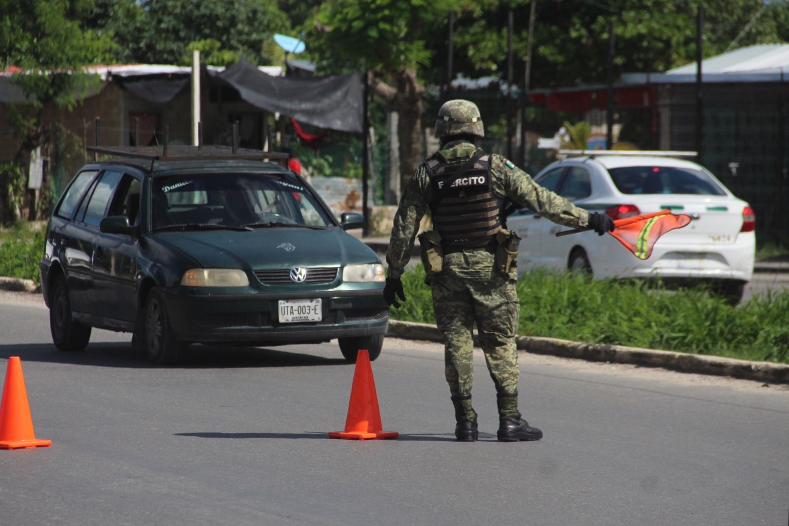 Cancún: Ejército y Policía Estatal realizan operativo de seguridad en la Av. Costa Maya