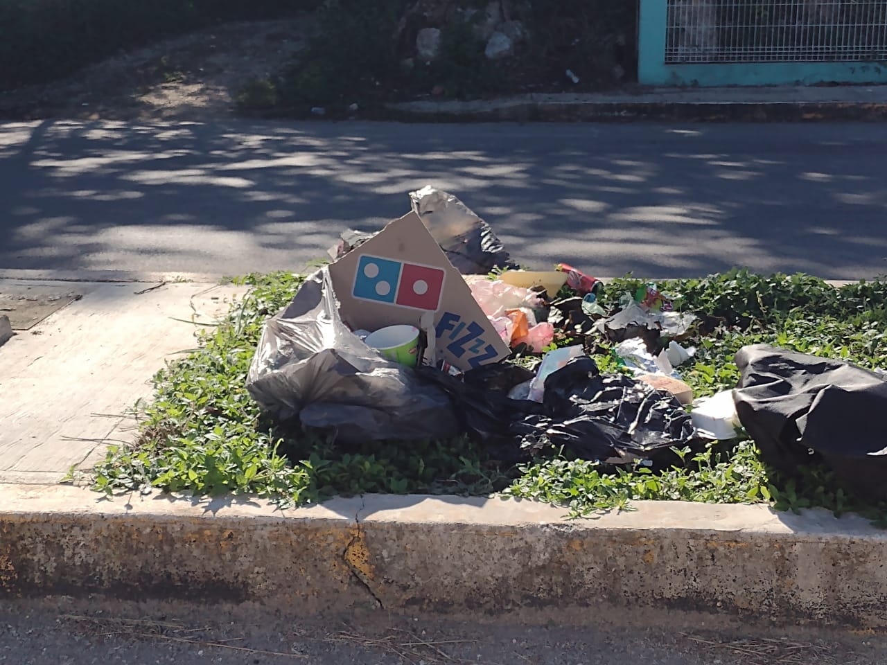 Deficiente recoja de basura en Felipe Carrillo Puerto causa acumulación de deshechos en las calles