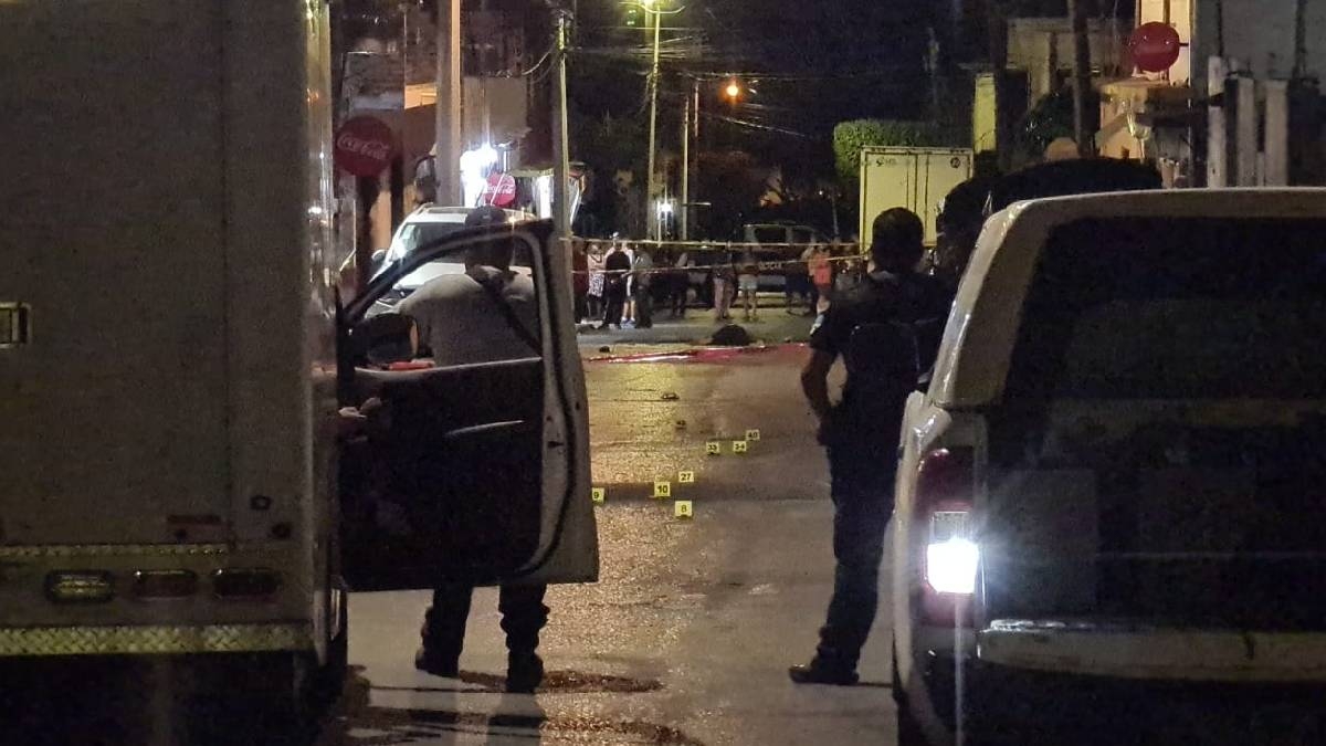 Cinco hombres fueron atacados a balazos la noche de este domingo en Cuernavaca, Morelos, tres de ellos murieron en el lugar y dos más resultaron con lesiones graves