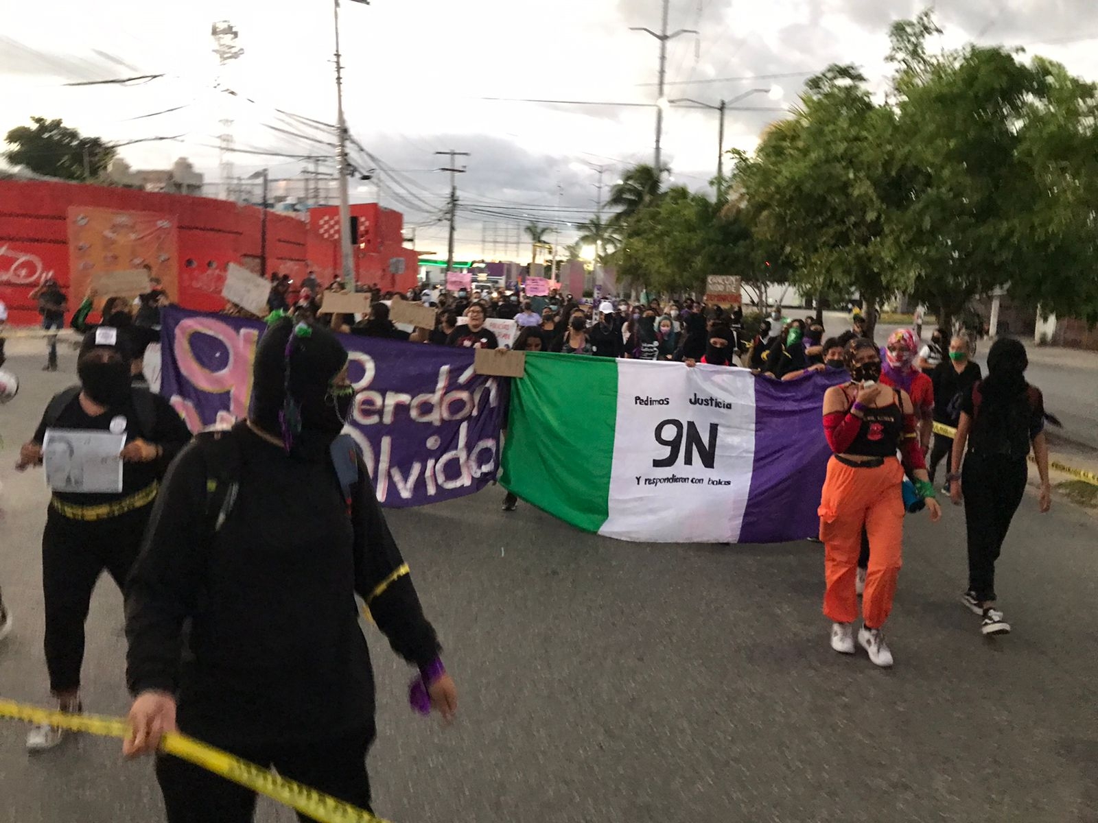9N: Feministas marchan para exigir justicia por feminicidios en Cancún