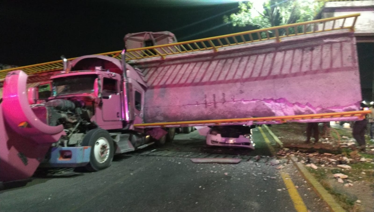 Un puente peatonal ubicado en la carretera federal México-Texcoco cayó sobre varios vehículos, sin dejar personas lesionadas