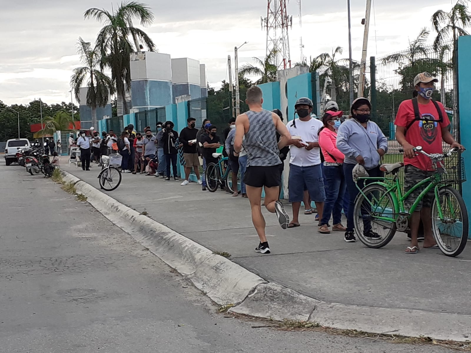 Rezagados de Cozumel reciben la vacuna anticovid CanSino en el Domo 'Bicentenario'