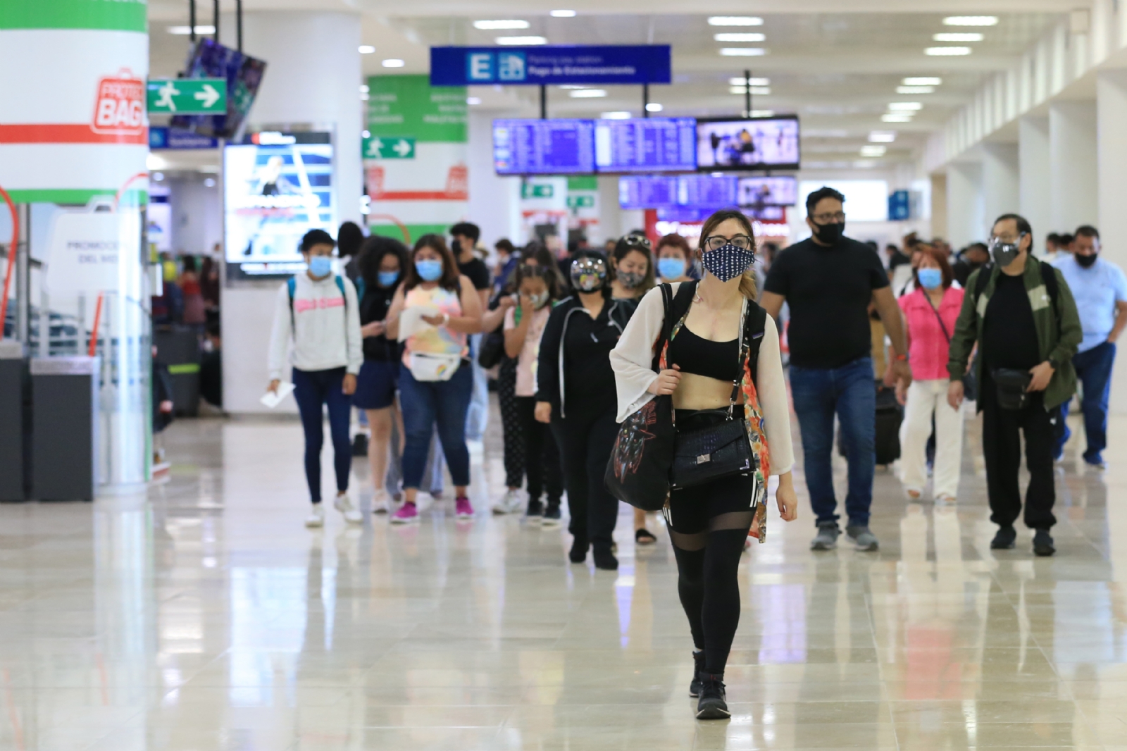 Turistas acusan cobro excesivo de taxistas en el aeropuerto de Cancún