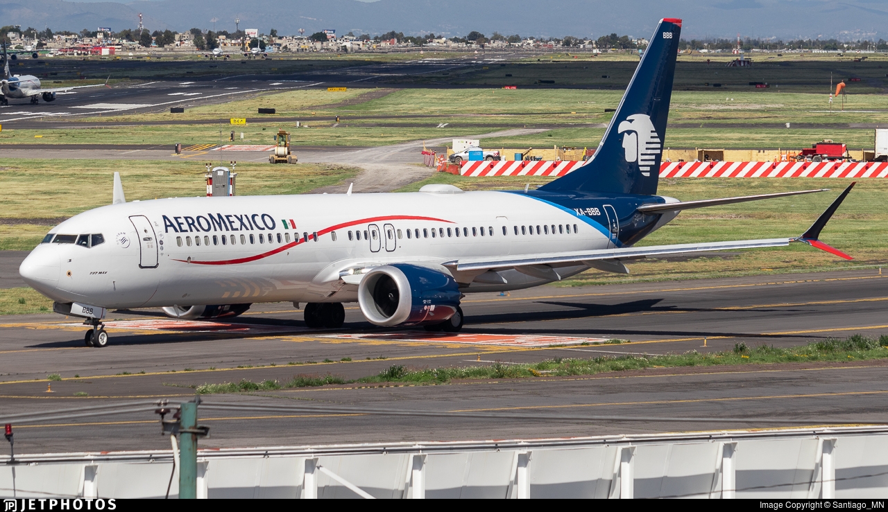 El avión de Aeroméxico con destino a Cancún aún permanece en la pista del Aeropuerto Internacional de la CDMX