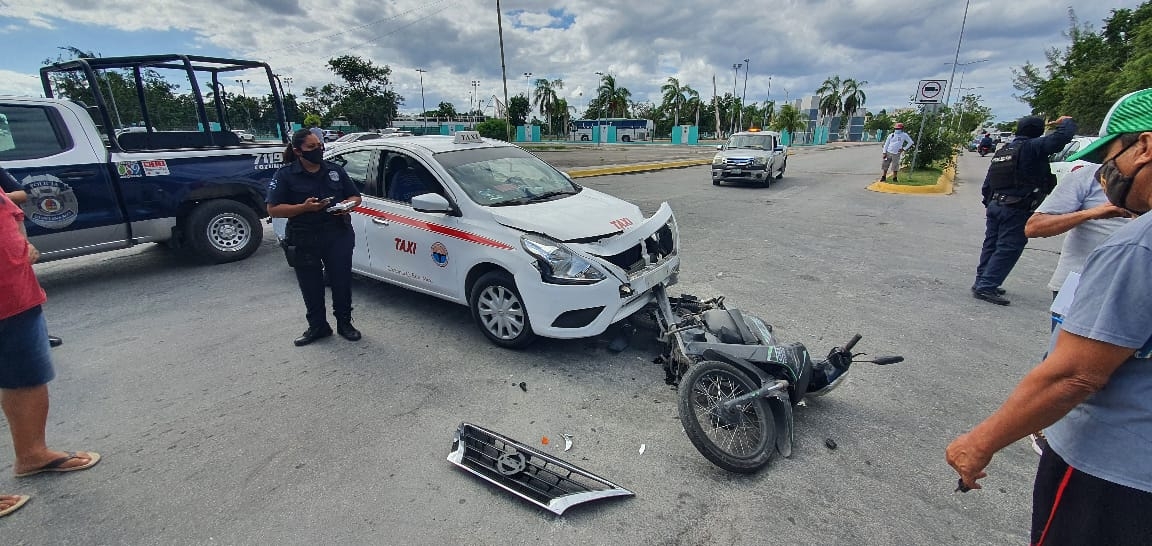 Motociclista resulta lesionado tras ser impactado por un taxi en Cozumel