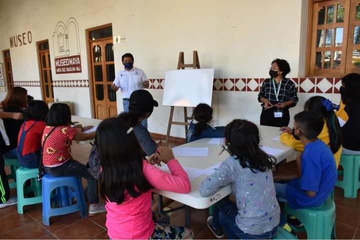 En el taller impartido, se les enseña a los menores a través de narrativa, dibujo y pintura