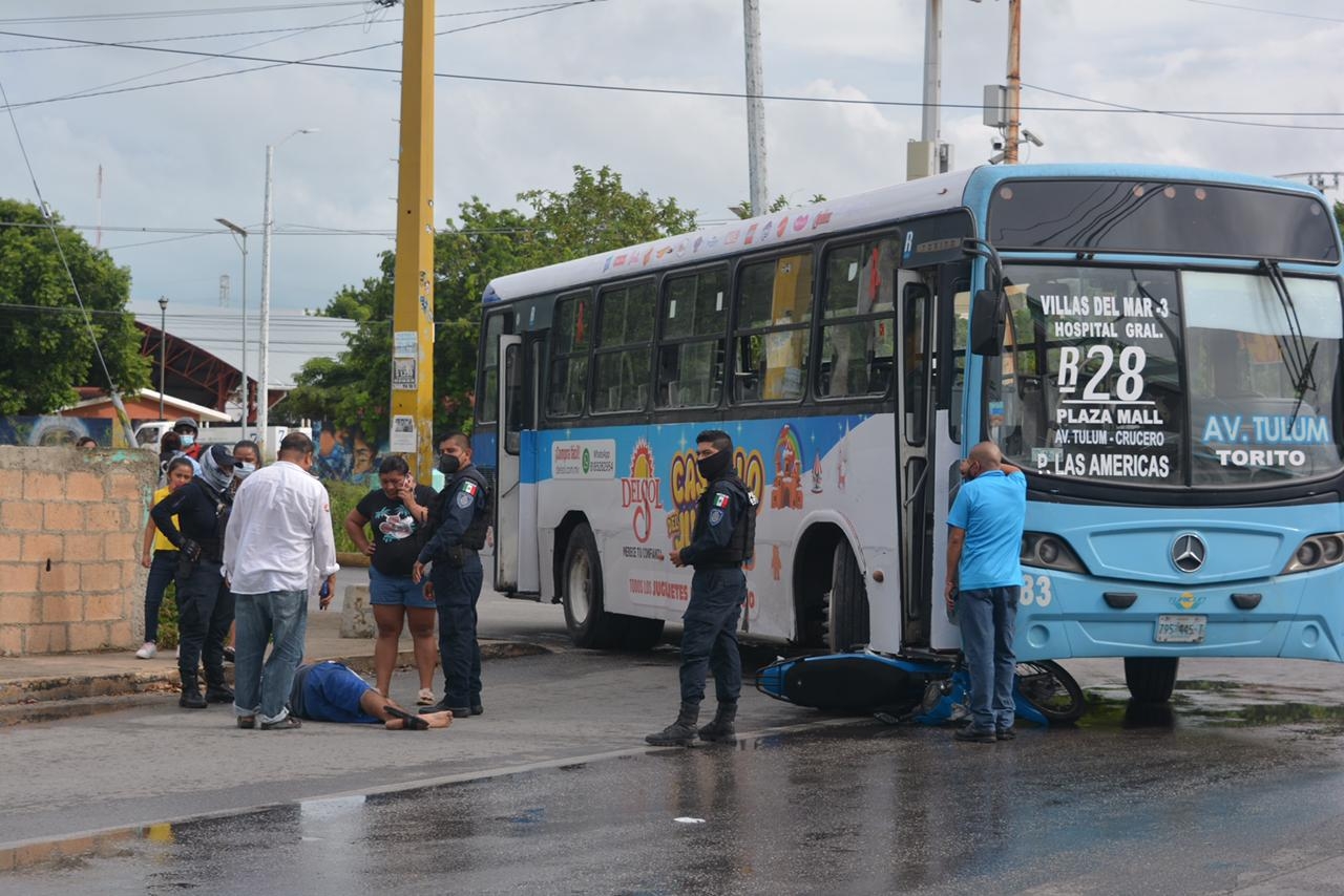 Camión atropella a motociclista en la Av. Niños Héroes de Cancún, hay un lesionado