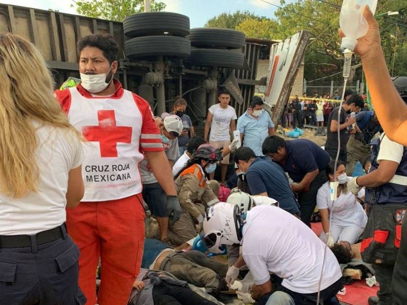 Revelan lista  de migrantes fallecidos y lesionados tras volcadura de tráiler en Chiapas