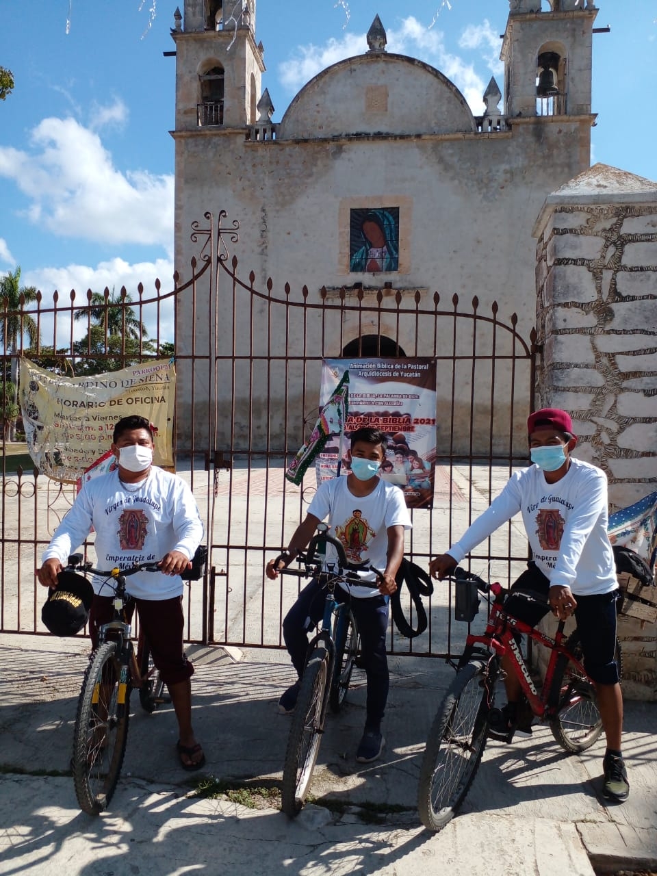 Los peregrinos llegaron a las afueras de la Iglesia de Guadalupe en Tixkokob como promesa por las bendiciones recibidas