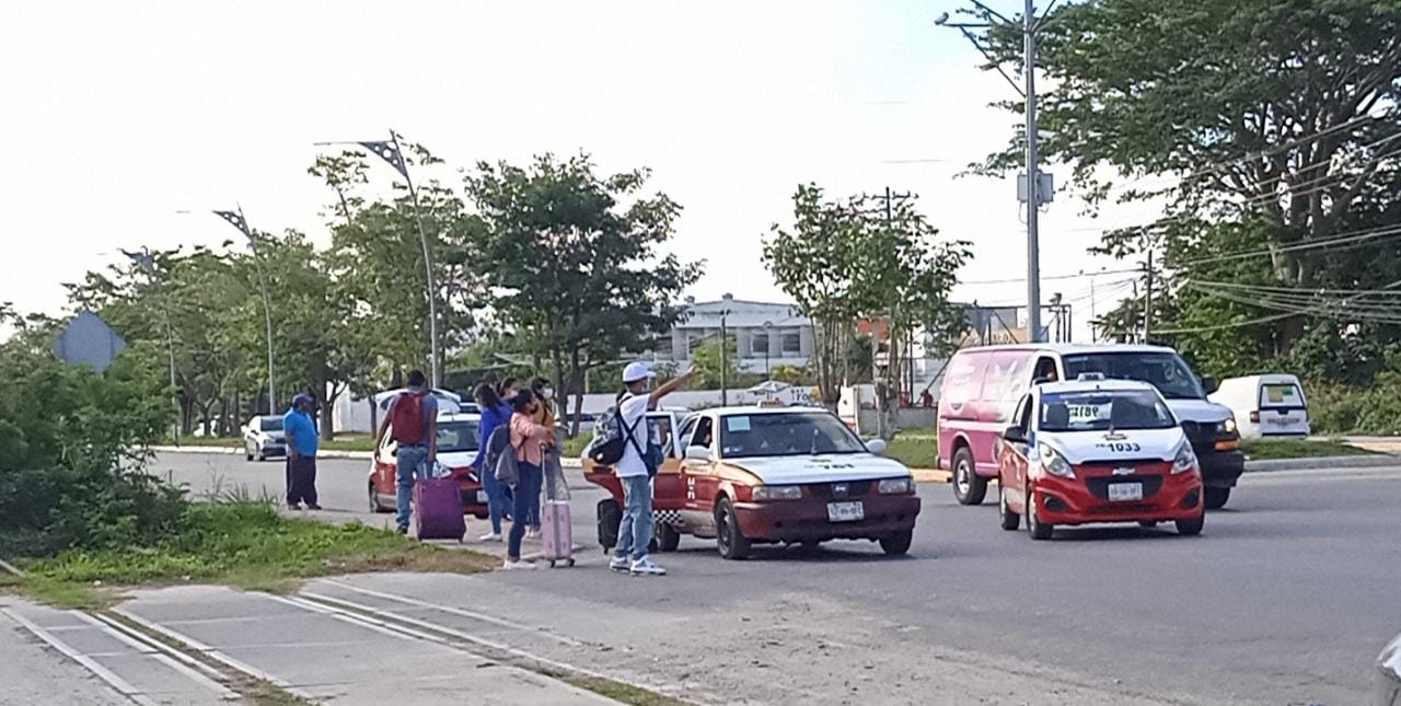 Taxistas reportan repunte en servicios desde el aeropuerto de Campeche