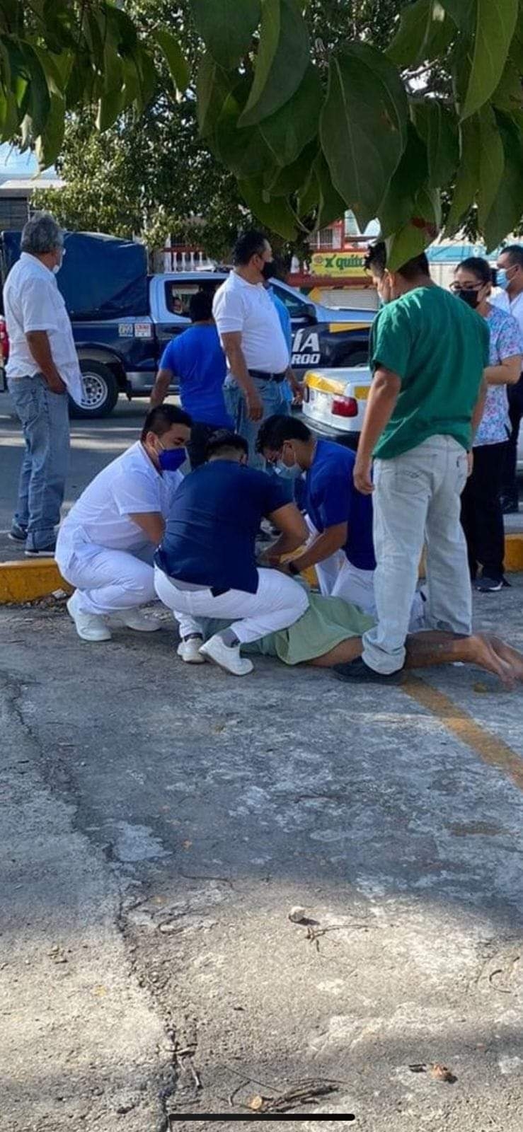 El paciente fue detenido por elementos policiacos y enfermeros del ISSSTE de Chetumal, quienes lo cubrieron con una bata