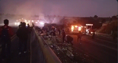 Choque entre dos tráiler y una combi deja 15 peregrinos lesionados en la Autopista México-Puebla